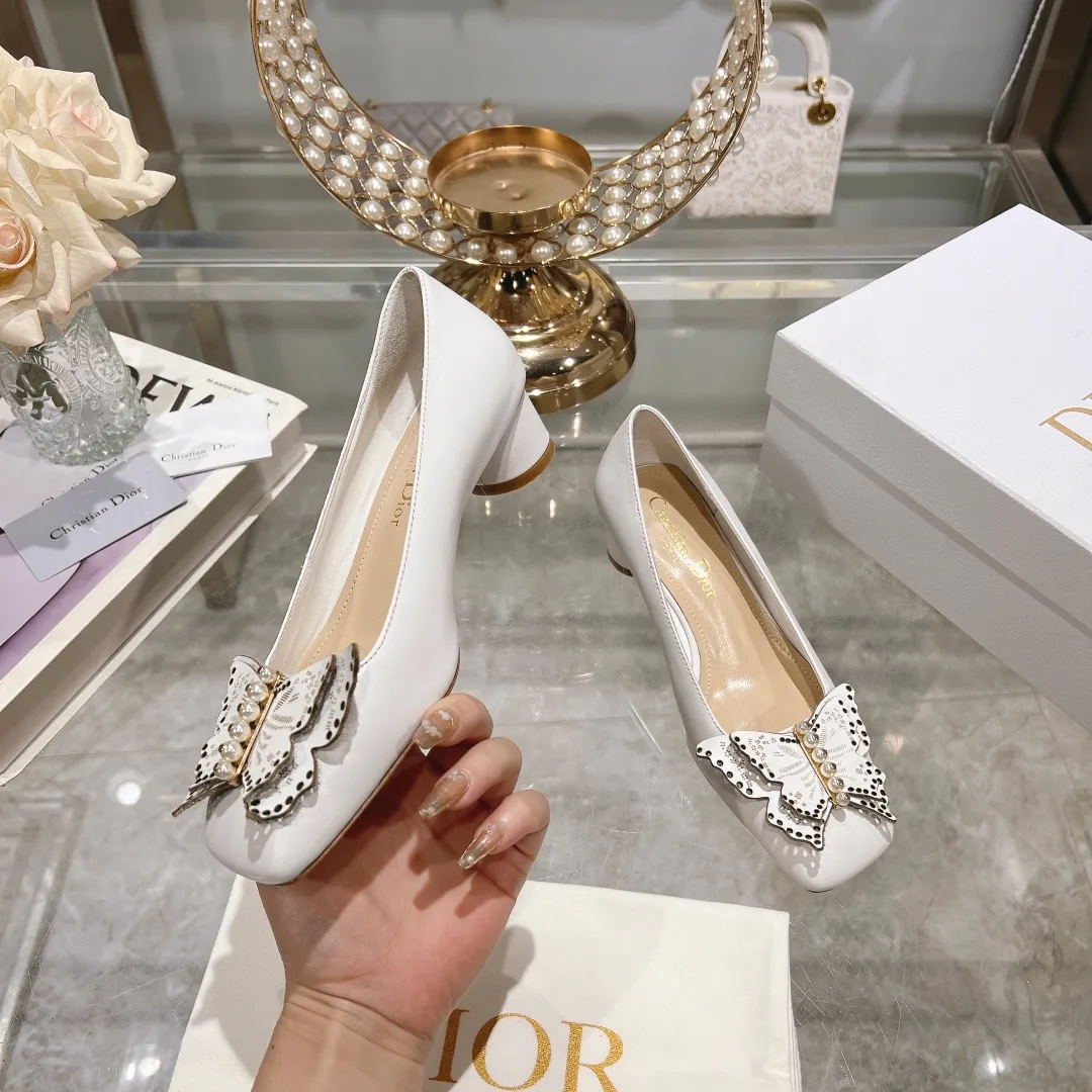 👟👟Ex-factory price 560👟👟 2024 early spring new style ◼️Dior ◼️Dior spring and summer latest fashion show haute couture series sandals Bow Mary Jane ——— Ldylle retro Roman style doll women's sandals CD pearl five metal buckle bow low-heeled women's single shoes Original development top high-end version Material: imported cow patent leather upper + water-dyed sheepskin lining + original molded pearl buckle + Italian genuine leather outsole Size: 34-40 (34.40. Customization is non-refundable and non-exchangeable) Heel height: 4.5cm 8.5cm